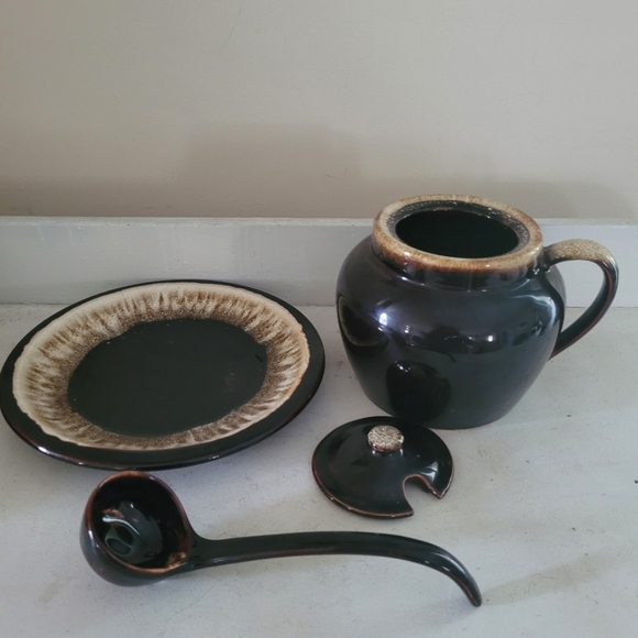 Vintage Pfaltzgraff serving crock with matching serving plate in a gorgeous drip - Picture 9 of 16